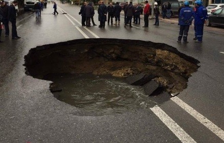 Bakıda yeni istifadəyə verilmiş yol çökdü - Video