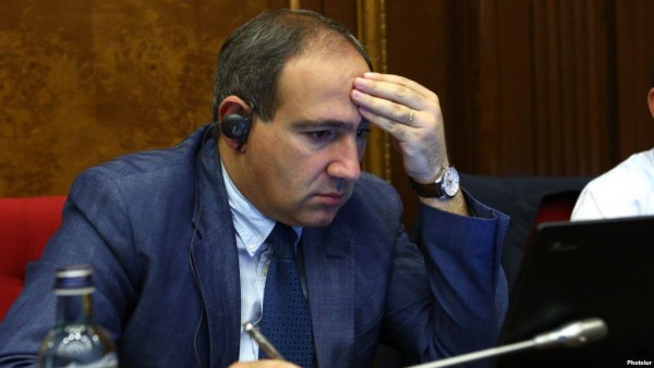 Ermənistan parlamentinin bu gün keçirilən iclasında deputatlar arasında dava düşüb.