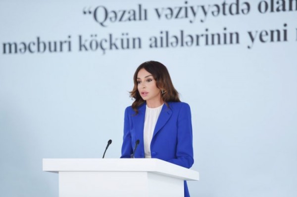 Mehriban Əliyeva köçkünlər üçün yeni mənzillərin təqdim edilməsi mərasimində iştirak edib