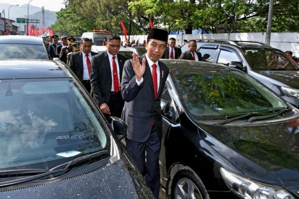 Tıxaca düşən prezident 3 km yolu piyada getdi - “MOTOSİKLET ALMALIYAM“