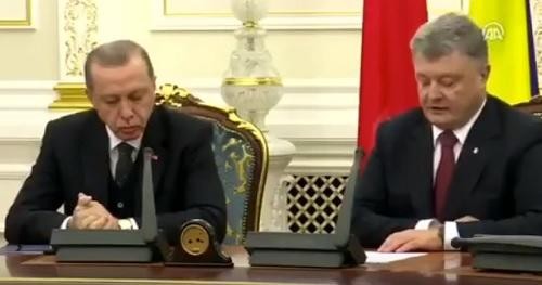 Ərdoğan Poroşenko ilə görüşdə yuxuladı - Video