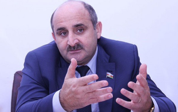 Çingiz Qənizadə Qalib Salahzadəni bağışladı