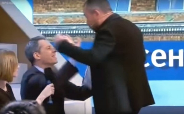 Rusiyalı teleaparıcı canlı yayımda amerikalı qonağa hücum etdi-  REAL VİDEO