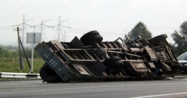 Sabirabadda “Kamaz” aşıb, sürücü xəsarət alıb