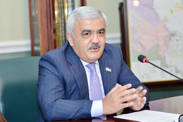 Rövnəq Abdullayev: "Qurban Qurbanovla 6 illik müqavilə imzalanıb"