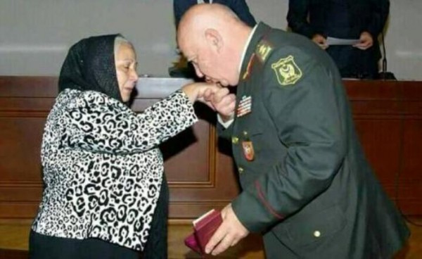 Bir şəklin tarixçəsi: General ŞƏHİD ANASInın əlini öpür - FOTO