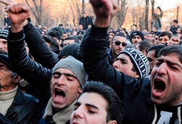 Ermənilər Gürcüstanda yolu bağlayıb etiraz etdilər