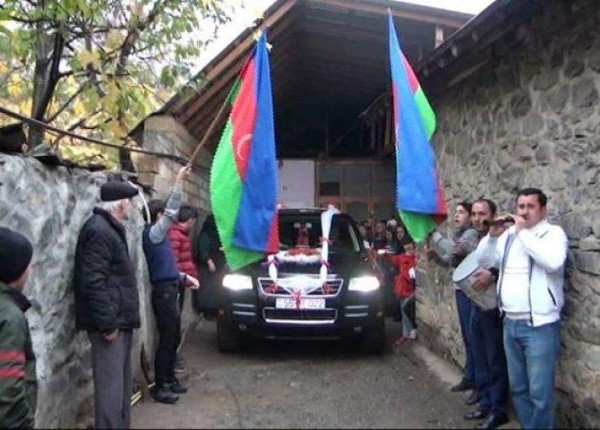 Şəkidə maraqlı toy - Gəlini evdən bayraqlarla çıxardılar