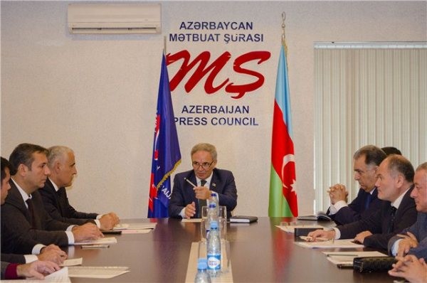 “Reket jurnalistlər” Mətbuat Şurasına hücuma keçdilər - Şura xəbərdarlıq etdi