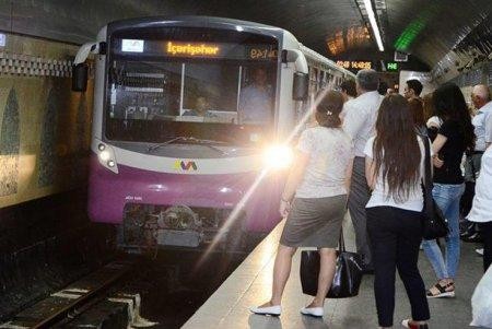 Bakı metrosunda qorxunc olay: qadın relslərin üstünə yıxıldı