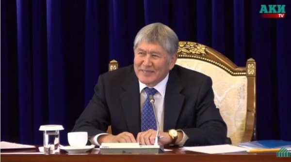 Saatını jurnalistə verən Atambayev: “Yaxşı ki, şalvarımı verdiyimi yuxuda görməmisən” - Video