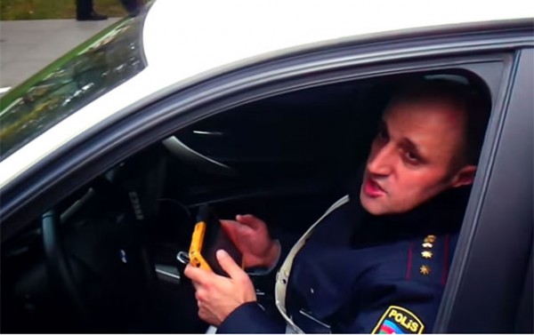 Yol polisi sürücünü hədələdi: “Sənin başın partlayar!”