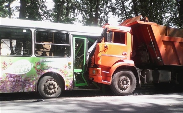 Bakıda sərnişin avtobusu yük maşını ilə toqquşub, xeyli sayda yaralı var