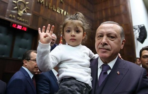 Uşaq “Tayyib baba” dedi, Ərdoğan çıxışını yarımçıq kəsdi... - Video