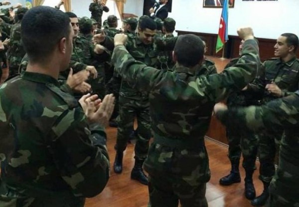 Xalq artisti əsgərlər üçün oxudu - Foto