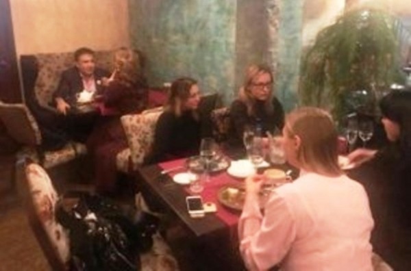 Saakaşvili Kiyev restoranında yad qadınla bir yerdə görüntüləndi - FOTO