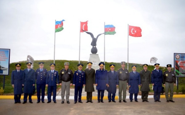 Türkiyəli general Azərbaycanın HHQ-nin aviabazalarını ziyarət edib - FOTO