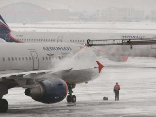 Moskva aeroportlarında qar yağdığı üçün 100 reysdə gecikmə olub