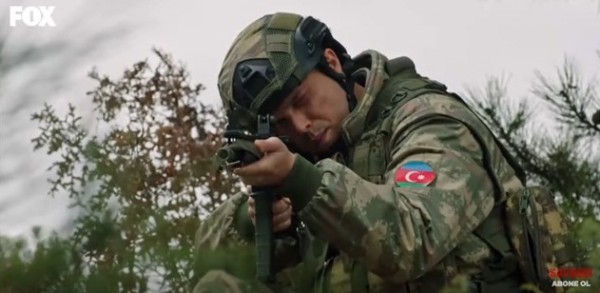 “Savaşçı”da PKK ilə döyüşən türk əsgərindən Azərbaycan bayrağına SAYĞI