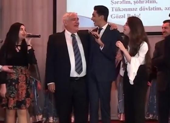 ADU-nun rektoru tələbələrə qoşulub, mahnı oxudu - Video