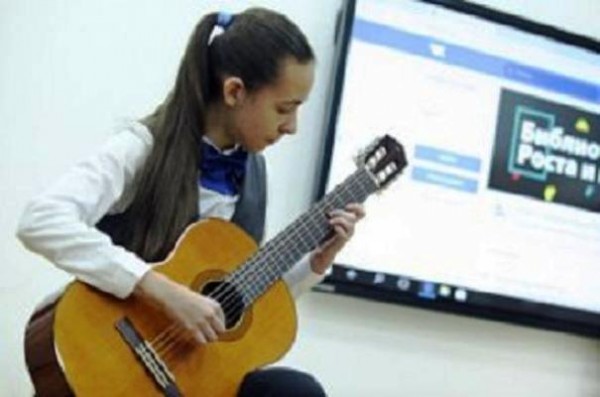 Putin məktəbli qıza gitara bağışladı - FOTO