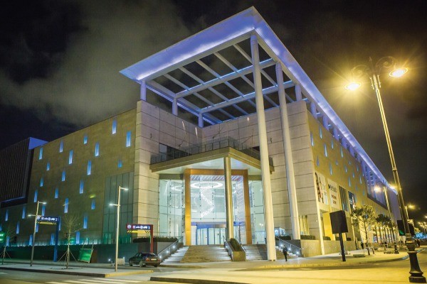 "Gənclik Mall"da ilginc olay: Ərəblər quzunun boynuna zəncir bağlayıb gəzdirdi - FOTO