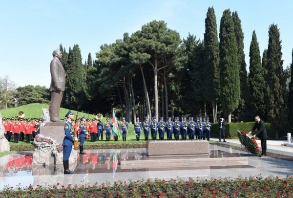 Prezident İlham Əliyev Heydər Əliyevin məzarını ziyarət edib