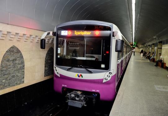 Bakı metrosunda sərnişin qatar yoluna yıxılıb