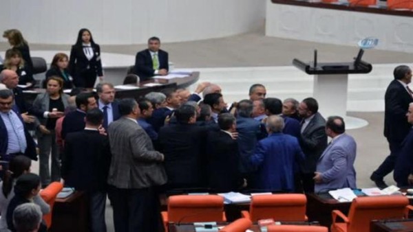 Deputatlar arasında DAVA DÜŞDÜ - FOTO