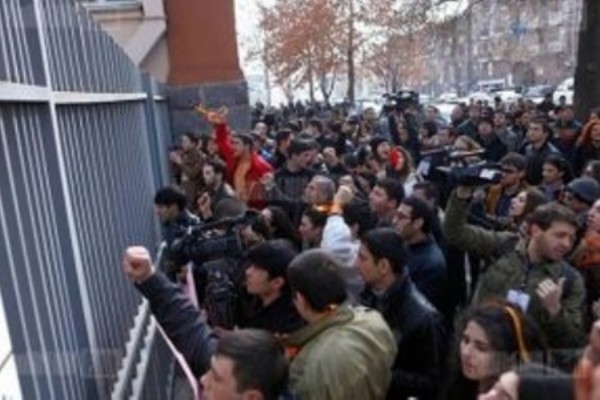 Ermənistanda tələbələrin etirazı davam edir