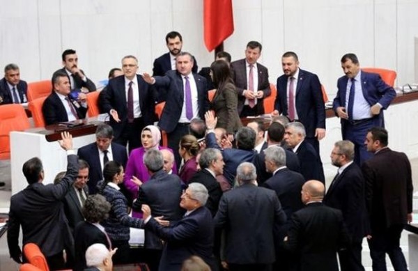 Türkiyə parlamentində erməni əsilli deputata görə dava düşdü
