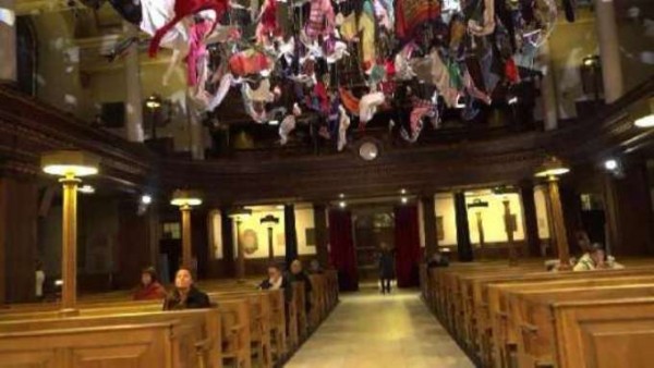 Qaçqınların paltarlarını kilsənin tavanına asdı - Qeyri-adi aksiyadan FOTOLAR...