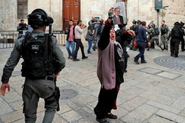 İsrail polisi Ərdoğanın portretini tutan qadına hücum etdi
