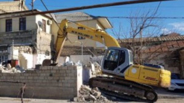 Bakının “Çuxur məhəlləsində" söküntü: “Deyirlər ki, köçməsəniz zorla köçürəcəyik…”