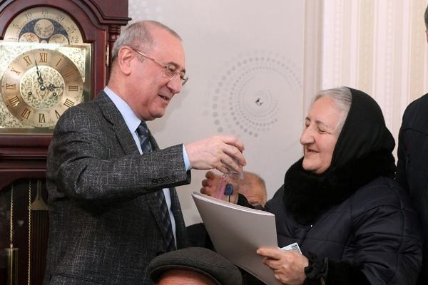 Azərbaycanın Milli Qəhrəmanı, şəhid Elman Hüseynovun ailəsinə 3 otaqlı mənzil verildi - Bakıda