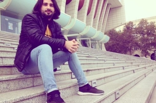 Rusdilli uşaqları təhqir edən jurnalist işindən kənarlaşdırıldı