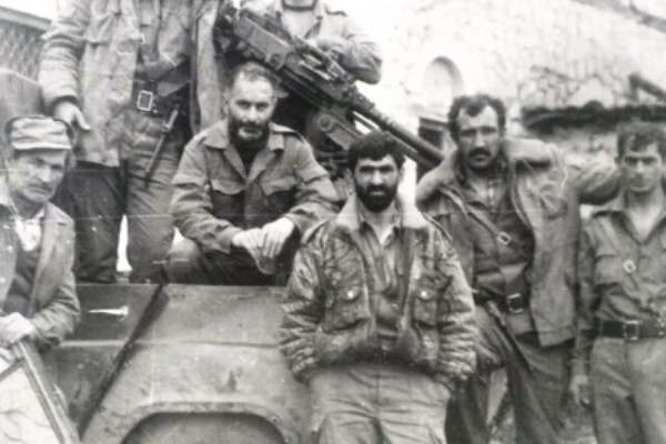 Şəhidin yaralı qızını qoyub qaçanlar...