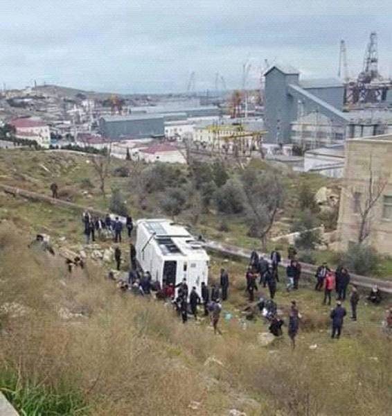 Bakıda avtobus dərəyə aşdı, çoxsaylı yaralı var