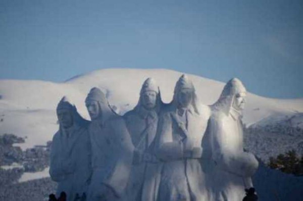 100 maşın qardan Şəhidlərin xatirəsinə bənzərsiz heykəl ucaldıldı - FOTOLAR