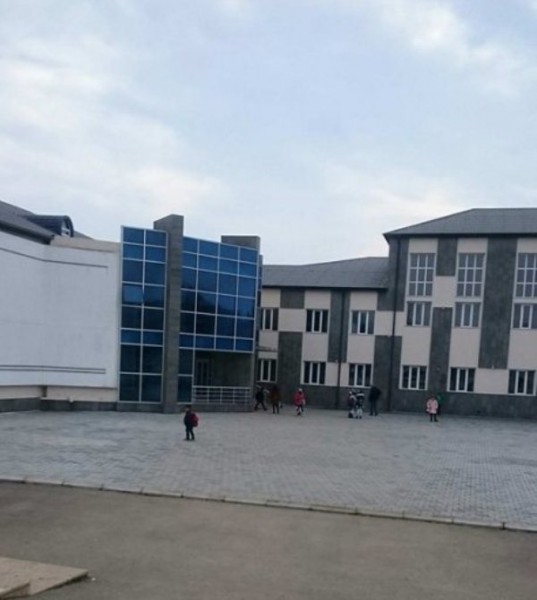 Direktor dövlət bayrağının məktəb binasından asılmasına imkan vermir – VALİDEYNLƏR ETİRAZ EDİR - FOTO