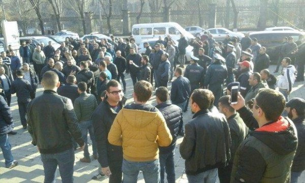 Yerevanda sürücülər etiraz edir: "Mübarizəni davam etdirəcəyik"