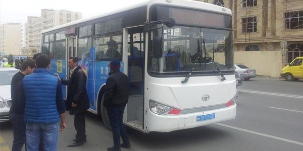 Bakıda sərnişinlə dolu avtobusun qapısı yola düşdü (FOTO)