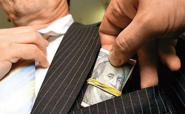 Müəllimlərdən rüşvət istəyən direktor işdən çıxarıldı