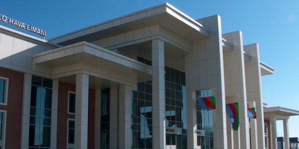 Gəncə aeroportunda biabırçılıq: sərnişinlər ayaqyolu əvəzinə ağaclığa göndərilir
