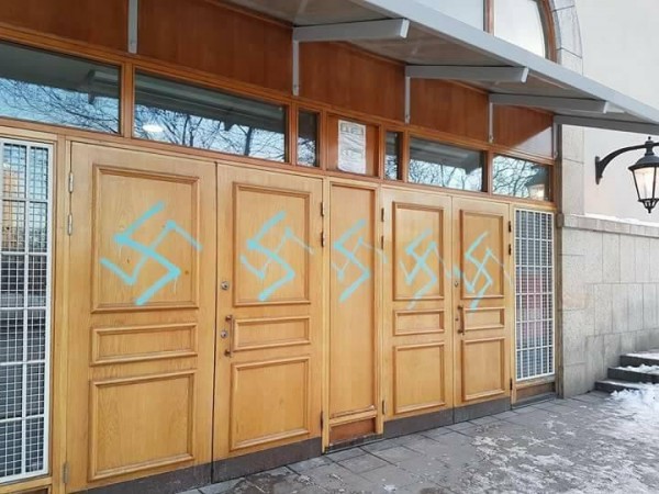 İsveçdə məscidin qapısına faşist svastikasının təsviri çəkildi