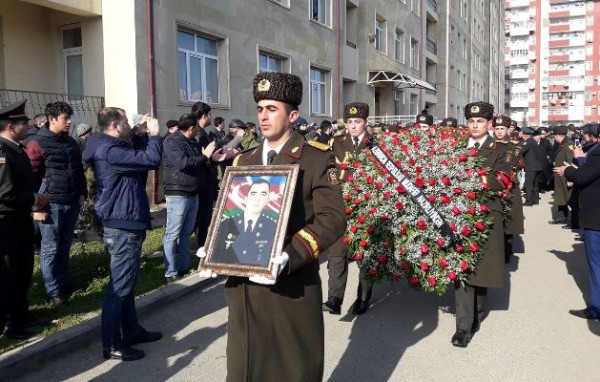 Polkovnik Rəhim Əliyevin dəfnindən özəl reportaj – “Tale vətən taleyi, yazı vətən yazısı...” Polkovnik Rəhim Əliyevin dəfnindən özəl reportaj – “Tale vətən taleyi, yazı vətən yazısı...”
