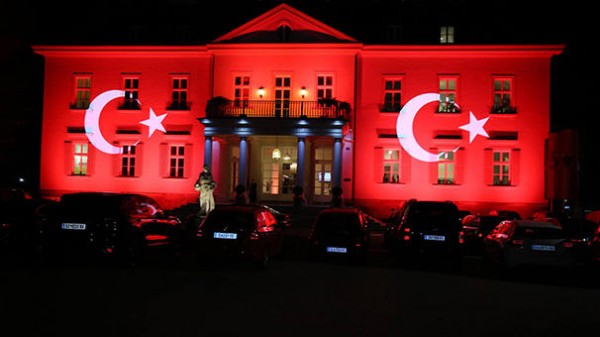 Türkiyə Baş Konsulluğuna hücum edildi