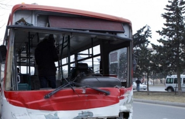 Bakıda avtobus qəza törətdi: Ölən var