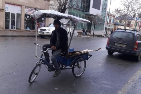 Azərbaycanlı rəssam yük daşıyaraq pul qazanır