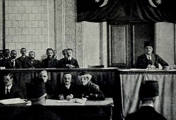 Parlamentdə məmur maaşının mübahisəsi-Hiddətlənən Rəsulzadə, iclası tərk edən deputatlar